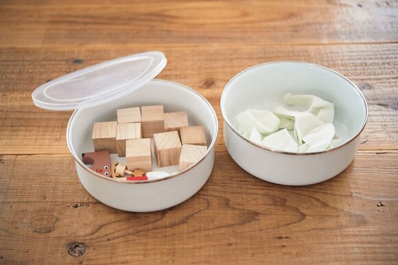 形がバラバラなオモチャは白い容器で見た目の統一感を