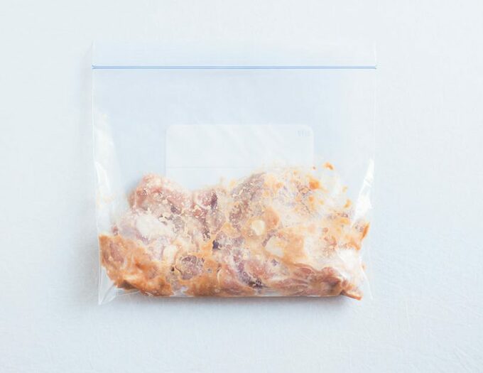 保存袋に鶏肉