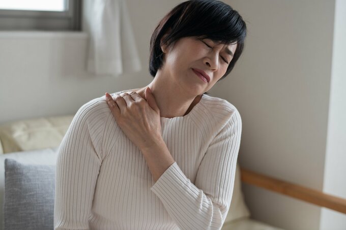 肩を痛がる女性