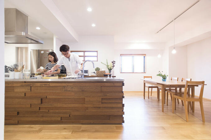 腰壁が印象的なキッチン
