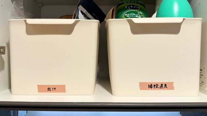 ケースにラベルを貼っている