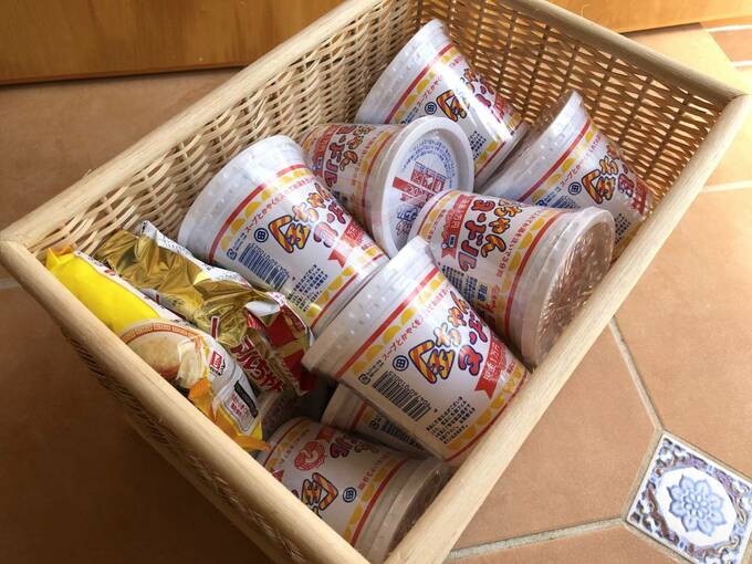 バスケットにインスタント麺