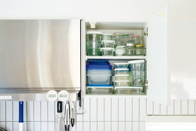 キッチンの吊戸棚に収納されたタッパー類