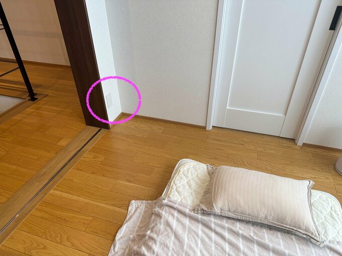 出入り口付近の壁のコンセント