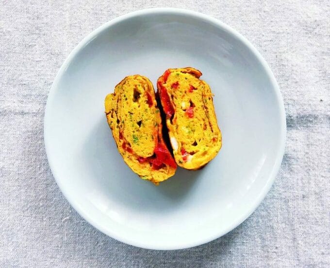 ミニトマトとパセリの卵焼き
