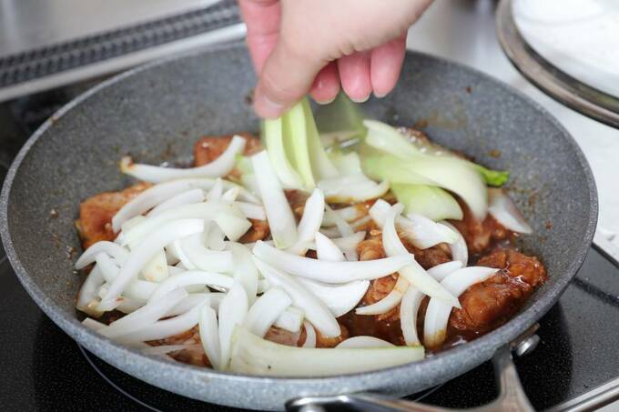 タマネギを加える様子