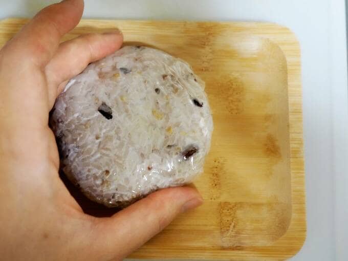 ご飯をラップでつつむ