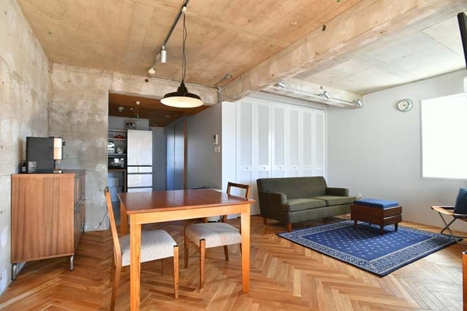 床をヘリンボーンで仕上げたリビングダイニング