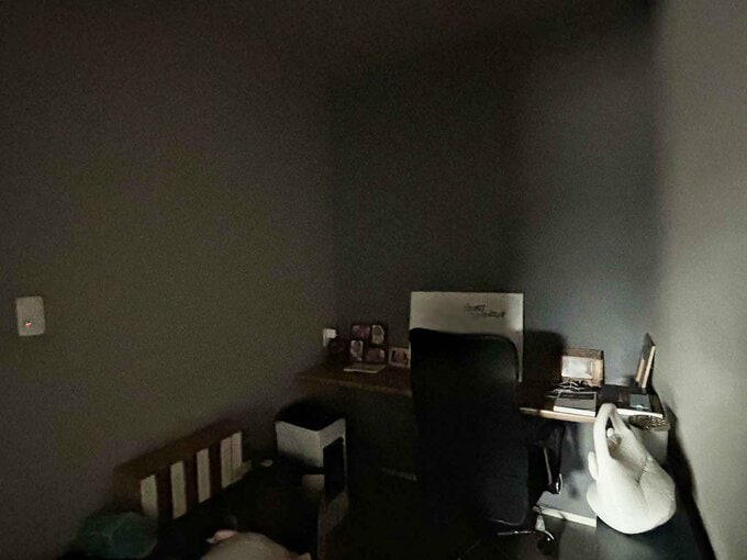 昼でも薄暗い書斎