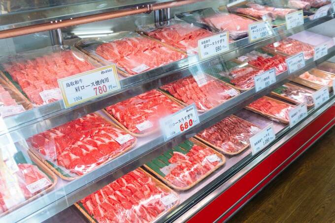 ショーケースに並ぶ肉