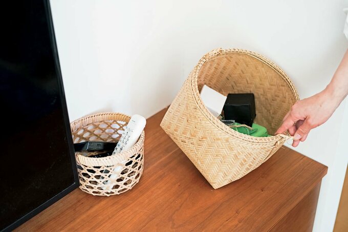 テレビ横のカゴにリモコン類を収納した様子