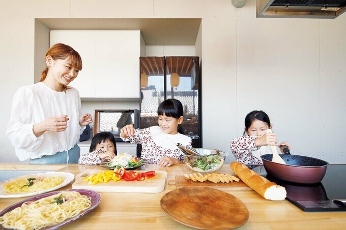 料理中の妻の周りに、子どもたちが自然と集まる