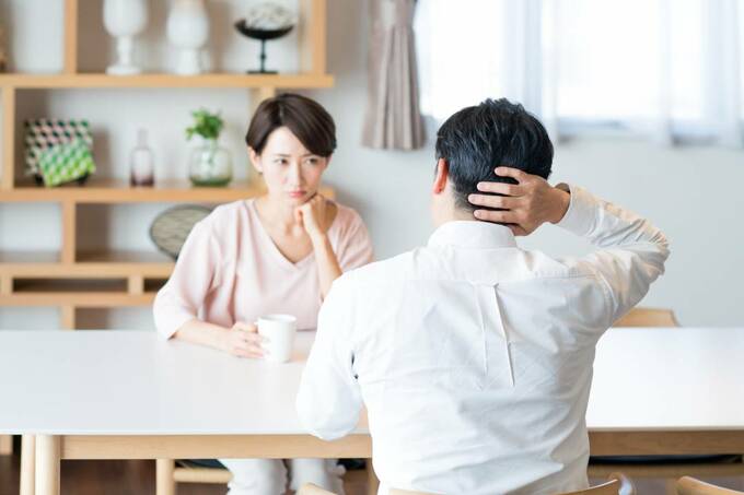 テーブルで話し合う夫婦