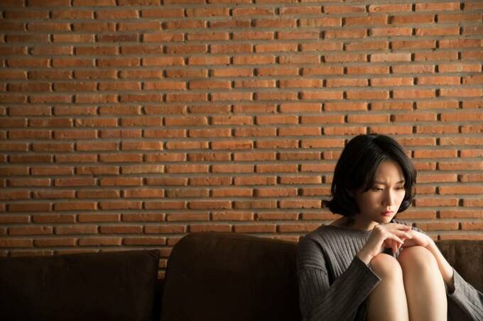 悩む女性