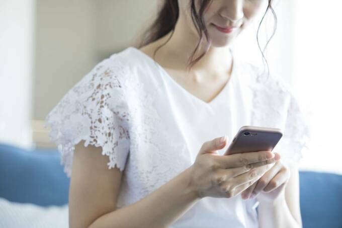 スマホを操作する女性
