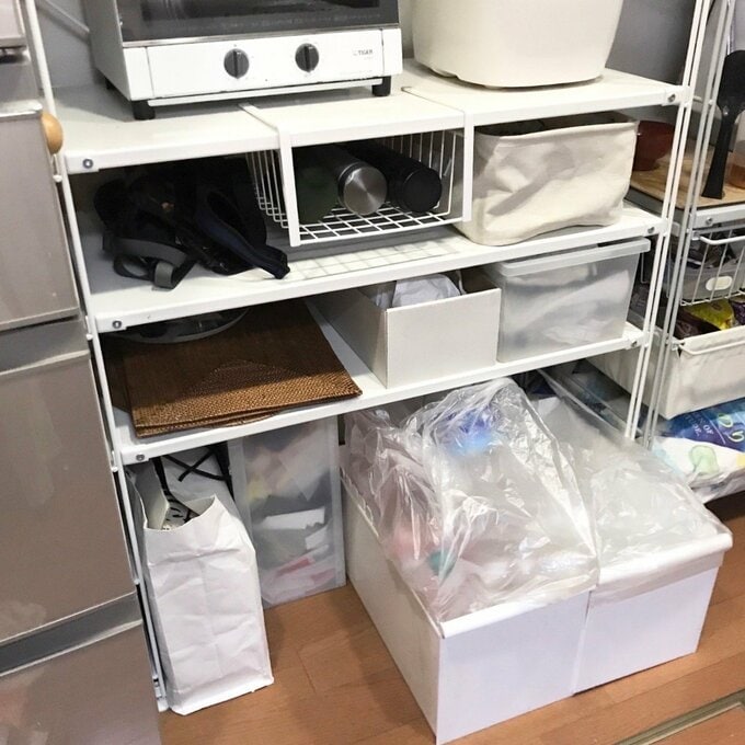 棚の最下段にゴミ箱