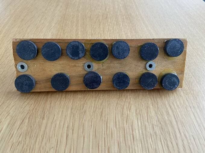 強力マグネットをフックの裏側に接着