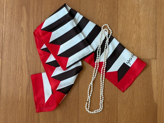 スカーフとパールのネックレス