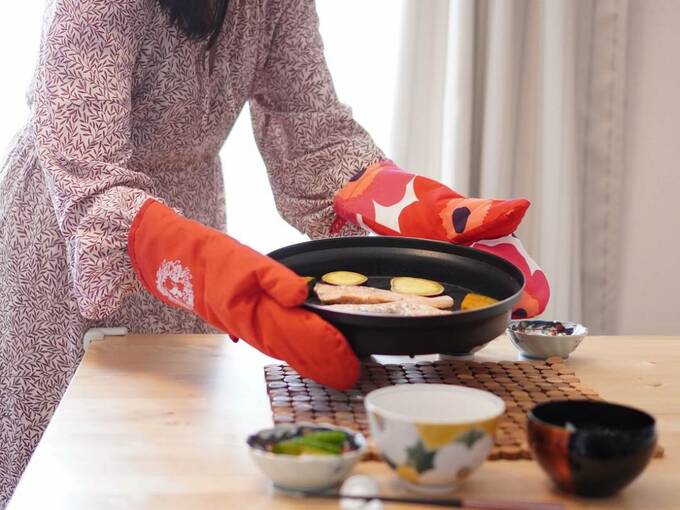 食卓に運ぶ様子