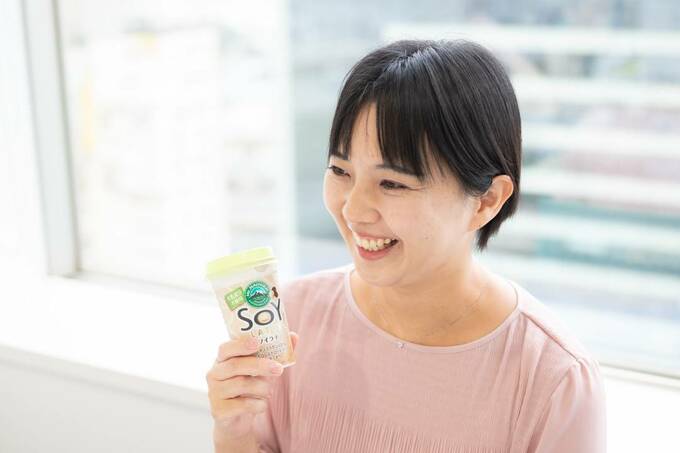 ドリンクを手に持つ女性