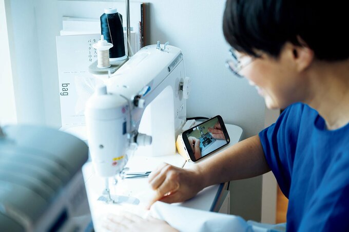 ミシンをする女性