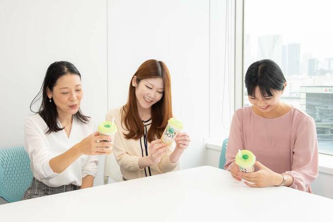 飲み物を手にもつ女性たち