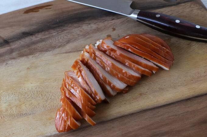 スモークチキンをスライス