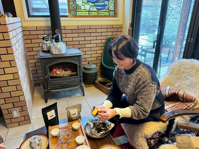 カフェにいる中道あんさん