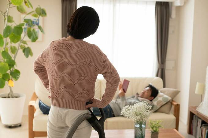 掃除をする女性