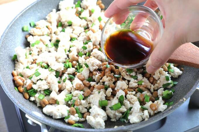 フライパンに調味料を入れる様子