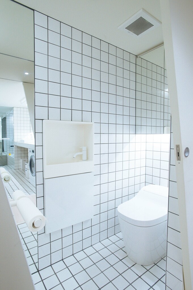 トイレと2つのペーパーホルダー