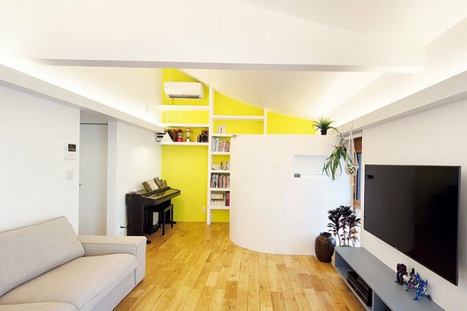 レモンイエローにペイントされた壁がアクセントのLDK