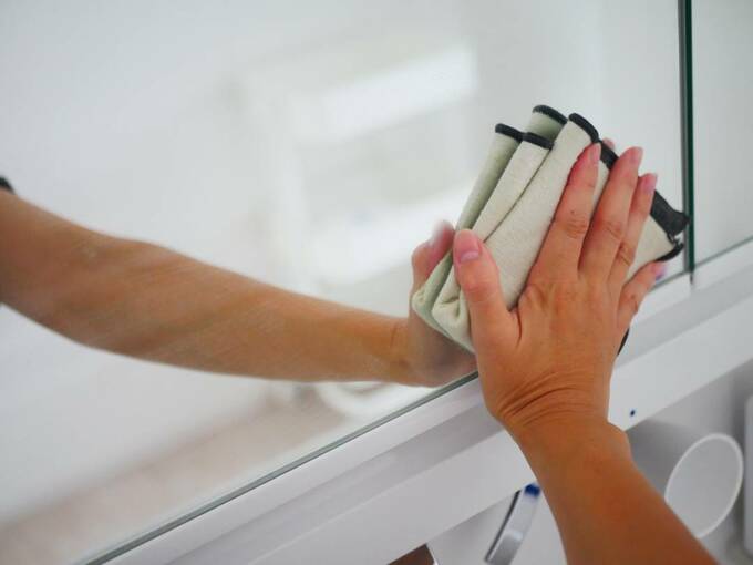 タオルで鏡をふく