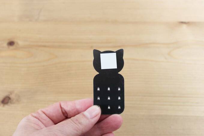 水キレの良いスポンジホルダーを持つ様子