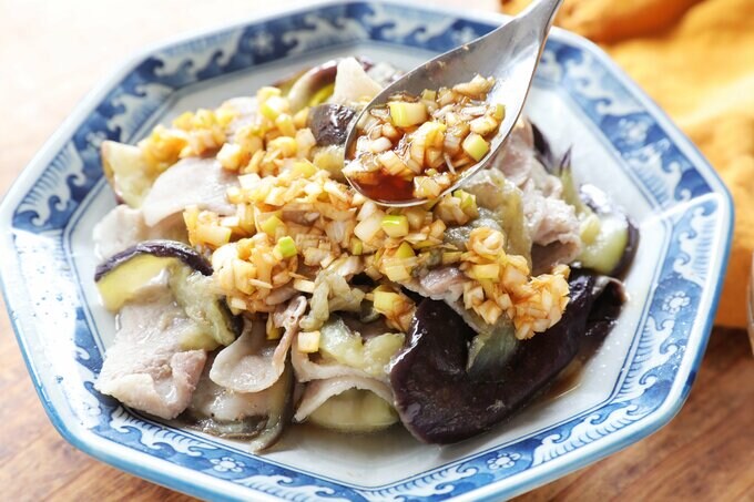 ネギだれをかける