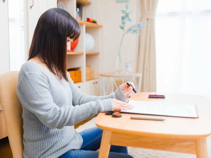 ハンコを持つ女性