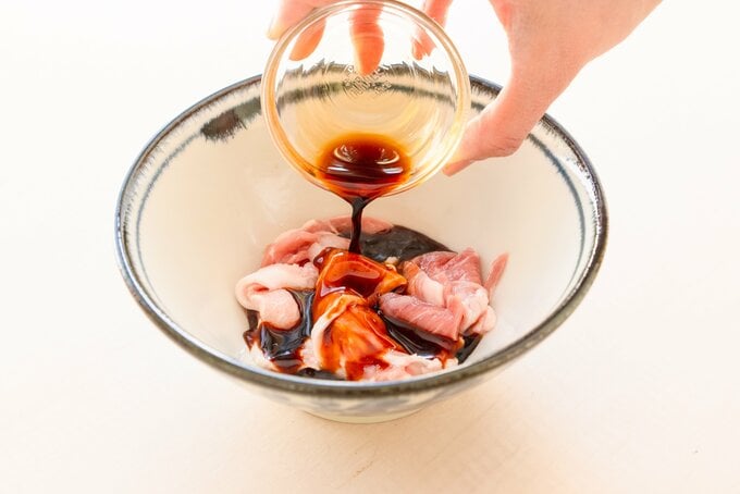 豚肉に調味料を混ぜる