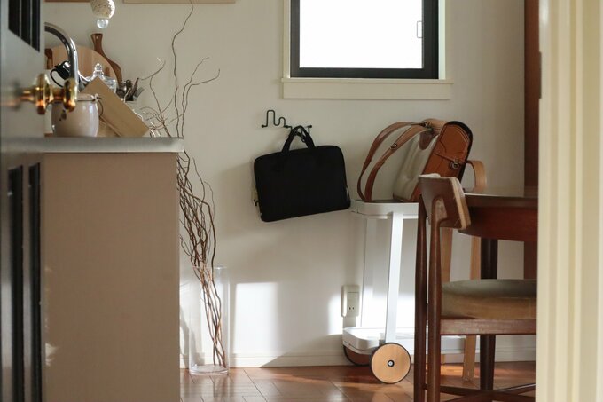 ダイニングのフックに、習字バッグがかかっている