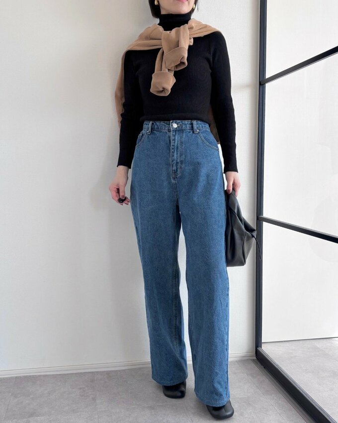 黒ニットとデニムのコーデ