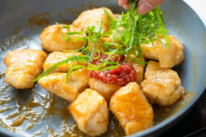 鶏胸肉に梅干し、大葉を加えている画像
