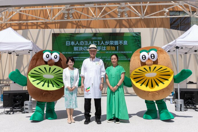 （左から）キウイブラザーズのグリーン、竹下裕理さん、中村丁次先生、猪股可奈子さん、キウイブラザーズのゴールド