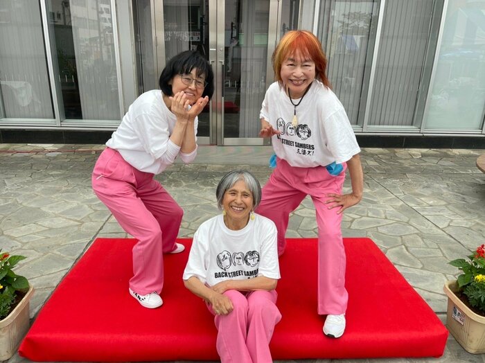 茨城の「踊れるおばあちゃん」3人組。毎日7時間睡眠できる理由とは 