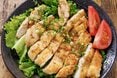フライパンでつくる「鶏胸肉のサクサク南蛮チキン」レシピ。油は1cmひくだけ、甘酸っぱいタレでやみつき
