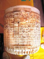 見えない外側部分はカビや汚れがひどいことも。