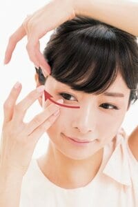 目尻のシワをのばす