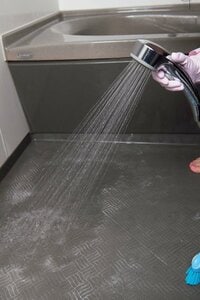 シャワーをかけ、水分をふき取る