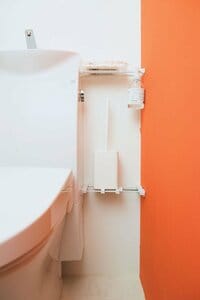 トイレ内つっぱり棒で浮かせ収納