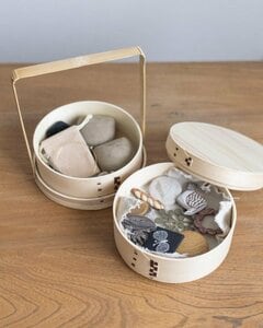 セイロにヘアアクセ類を