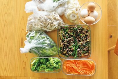 「朝の時間割」で1日がスムーズに回りだす。つくりおきで朝食やお弁当が時短に