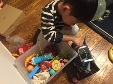 サンタさんの力を借りて！クリスマス前の子どもにオモチャ整理をしてもらう方法